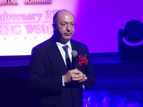 あいさつするベジット・イディアス会長